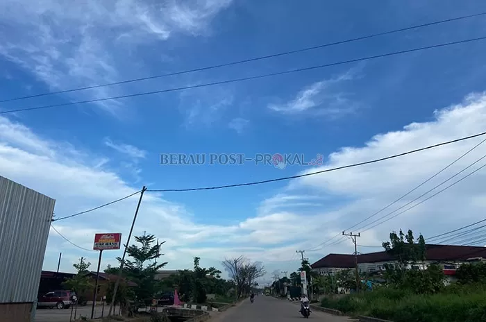 CERAH MERATA: Terpantau langit di Kabupaten Berau cerah merata pada Jumat (26/8).