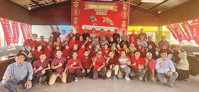 KAMPUS MERAH: Alumni Unhas dari berbagai angkatan dan fakultas, berfoto bersama usai pelaksanaan Musda IKA Unhas Berau di Kelay River Side, Mes Maluang Raya Group, Sabtu (3/9) lalu.