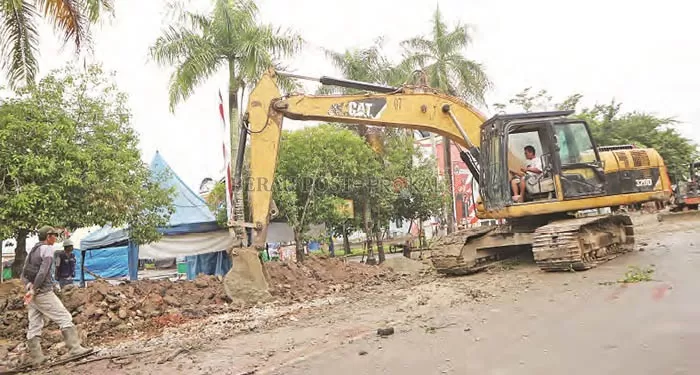SALURAN PREMIER: DPUPR Berau kembali melanjutkan pembenahan drainase, kali ini dilaksanakan di Jalan Mangga I lalu akan dilanjutkan ke Jalan Pemuda kemudian Jalan Kartini, hingga ke Sungai Segah.