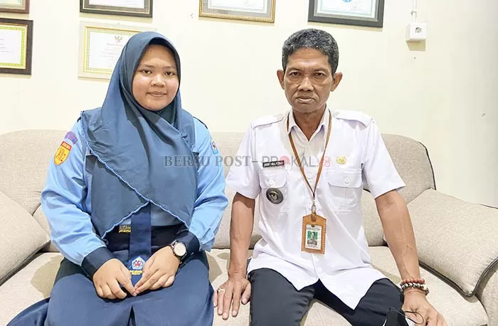POLITIKUS REMAJA: Masnawiyah bersama Lurah Karang Ambun Arif Mulyono, saat berbincang dengan Berau Post kemarin (6/9).