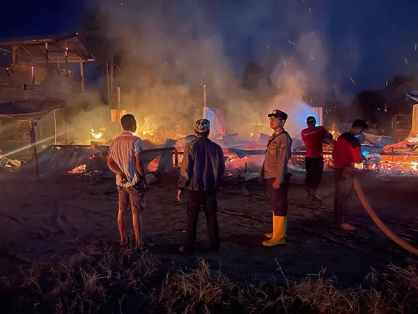 KOBARAN API: Besarnya kobaran api yang menghanguskan mes PT Tanjung Buyu Perkasa (TBP) Plantations di Kampung Bumi Jaya, Kecamatan Talisayan pada Kamis (8/9) malam.