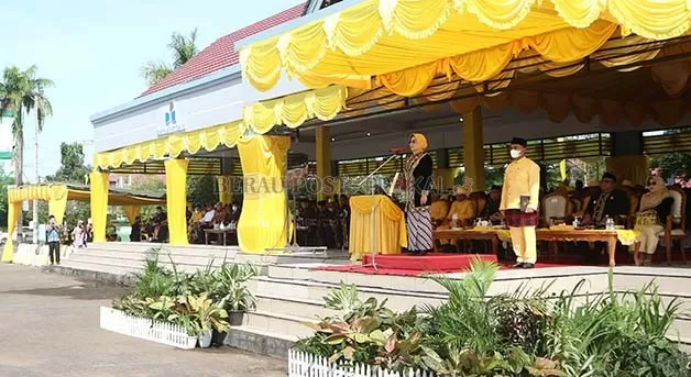 HARI JADI: Bupati Berau Sri Juniarsih menjadi pemimpin upacara Hari Jadi Kabupaten Berau dan Kota Tanjung Redeb di Lapangan Pemuda, yang turut dimeriahkan dengan suguhan tarian-tarian tradisional, kemarin (15/9).