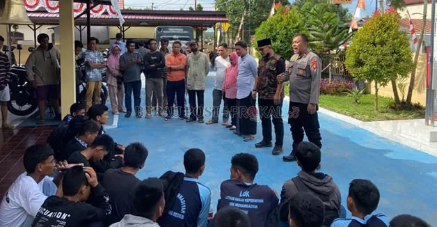 TERTUNDUK: Puluhan pelajar yang terlibat perkelahian, langsung diamankan dan dimediasi di Mapolsek Tanjung Redeb, Jumat (16/9) kemarin.
