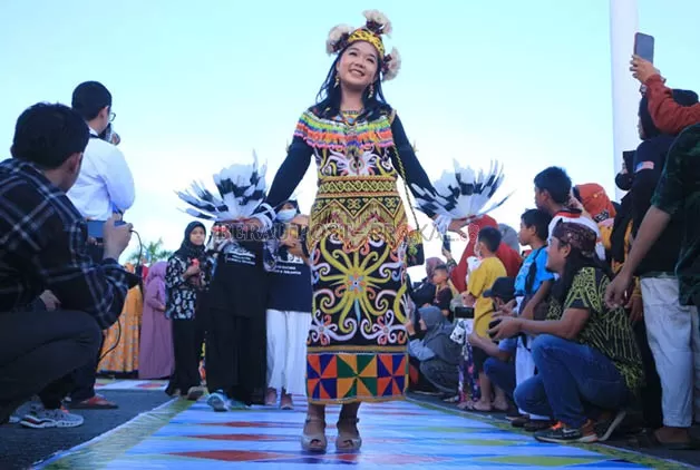 AJANG PROMOSI: Para peserta Berau Fashion Week memamerkan busana yang dikenakannya kepada ratusan masyarakat yang memadati Lapangan Pemuda Tanjung Redeb kemarin (16/9).