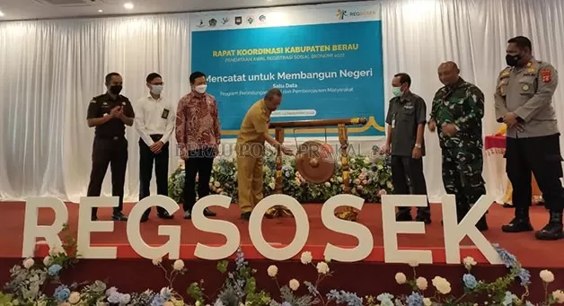 RAKOR: Asisten II Setkab Berau Agus Wahyudi saat memukul gong sekaligus penanda dibukanya Rakor Regsosek, Senin (19/9).
