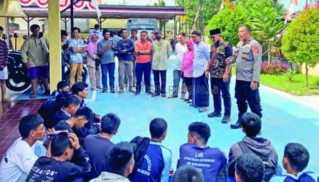 DINASIHATI: Puluhan pelajar yang terlibat dalam perkelahian diberikan nasihat untuk tidak mengulangi perbuatan serupa oleh Kapolsek Tanjung Redeb, Iptu Hotma Simalango.