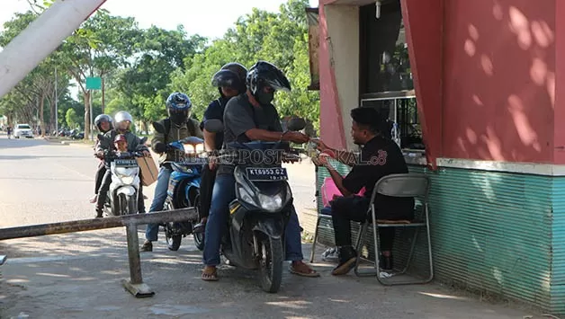 KURANG EFEKTIF: Penarikan retribusi parkir secara manual di Pasar Sanggam Adji Dilayas dinilai sudah kurang efektif, sehingga pihak UPTD Pasar SAD mengajukan adanya portal elektronik.