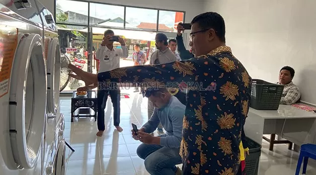 KONTRIBUSI UNTUK NEGARA: Kepala Rutan Tanjung Redeb Puang Dirham, memperlihatkan mesin laundry yang akan digunakan WBP membuka jasa pencucian pakaian bagi masyarakat.