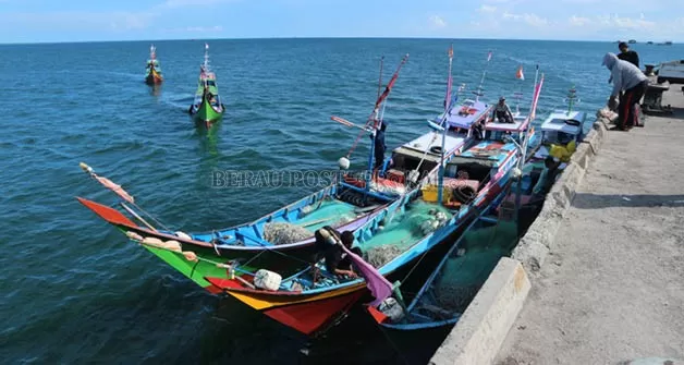 BERHARAP MUDAH DAPAT SOLAR: Salah satu kapal nelayan yang baru sandar usai melaut.