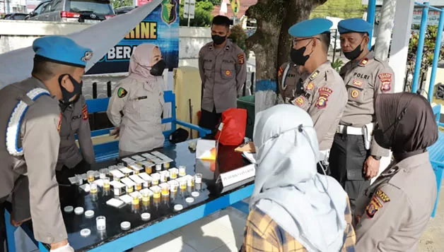 TES URIN: Personel Polres Berau saat melakukan tes urine yang disaksikan Kasubbid Provos Bidpropam Polda Kaltim AKBP Eko Alamsyah.