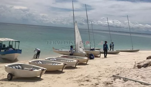 BERSIAP: Sebagai persiapan di ajang Porprov, atlet layar berlatih rutin di perairan Pulau Gusung Sanggalau, Kepulauan Derawan, kemarin.