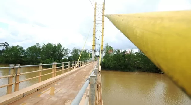 AKAN DIPERBAIKI: Dalam waktu dekat Jembatan Pulau Besing akan segera diperbaiki, saat ini masih menunggu material didatangkan dari Jakarta.