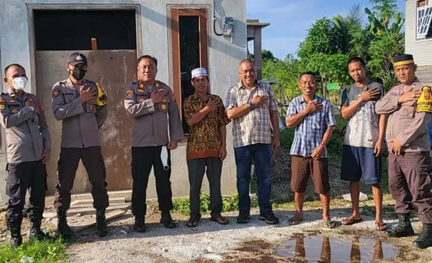 BERI BANTUAN: Puluhan kepala keluarga (KK) di wilayah hukum Polsek Pulau Derawan mendapat bantuan pemasangan listrik.