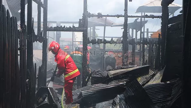 UPAYA PEMADAMAN: Terlihat api berkobar di salah satu rumah warga di Jalan Mangkubumi, Kecamatan Sambaliung, pukul 10.45 Wita, Kamis  (13/10).