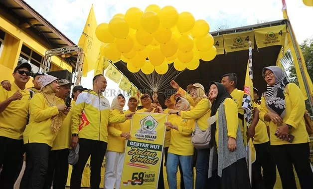 SOLID TATAP TAHUN POLITIK: Ketua DPD Golkar Berau Andi Amir Hamsyah, didampingi jajaran pengurus lainnya, melepas balon dalam perayaan HUT ke-58 Partai Golkar kemarin.
