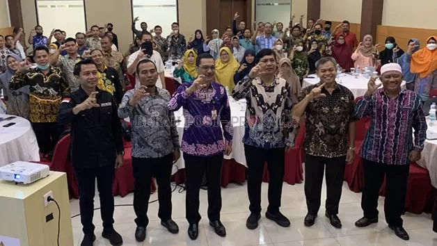 APRESIASI: Kadis Kominfo Kaltim Muhammad Faisal (batik ungu), turut menghadiri acara sosialisasi standar layanan informasi publik yang dilaksanakan Disdikbud Kaltim kemarin.