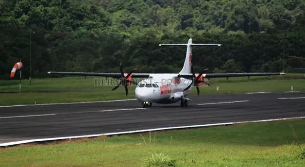 PEMAIN TUNGGAL: Pesawat jenis ATR milik Wings Air, masih menjadi satu-satunya pesawat yang melayani penerbangan di Bandara Kalimarau.