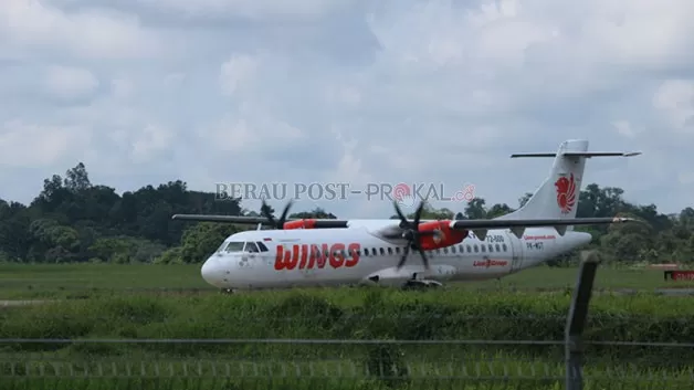 PEMAIN TUNGGAL: Pesawat jenis ATR milik Wings Air, masih menjadi satu-satunya maskapai yang melayani penerbangan di Bandara Kalimarau.