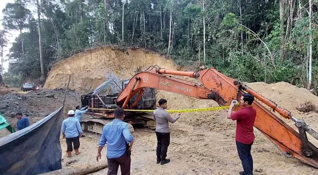 DIDUGA ILEGAL: Jajaran Satreskirm Polres Berau memasang garis polisi di lokasi tambang yang diduga ilegal di Kampung Pegat Bukur, Sambaliung, beberapa waktu lalu.