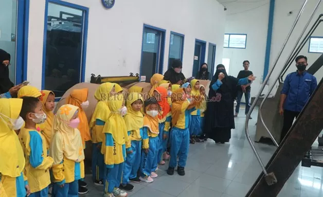 BELAJAR DI GEDUNG BIRU: Puluhan murid TK Ibnu Katsir saat melihat proses percetakan koran  di Berau Post, kemarin (11/11).