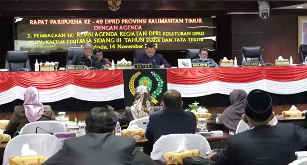 PENYAMPAIAN LAPORAN: Rapat Paripurna ke–49 DPRD Provinsi Kalimantan Timur tentang penyampaian laporan Bapemperda, Senin (14/11).