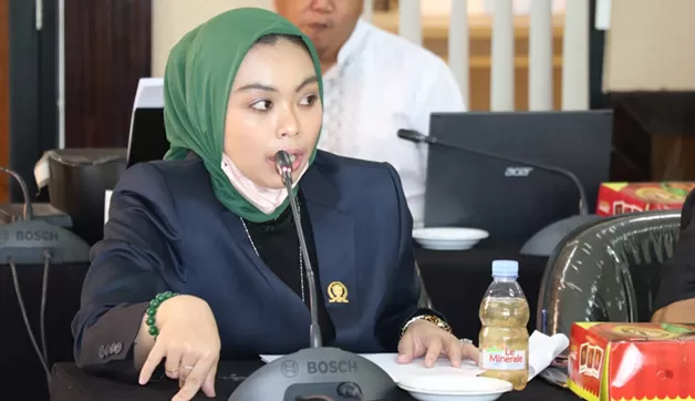 MULAI DARI  HAL KECIL: Anggota DPRD Kaltim Siti Rizky Amalia, mengajak masyarakat menjaga kelestarian lingkungan bahkan dimulai dari hal kecil, seperti  tidak lagi membeli minuman kemasan.