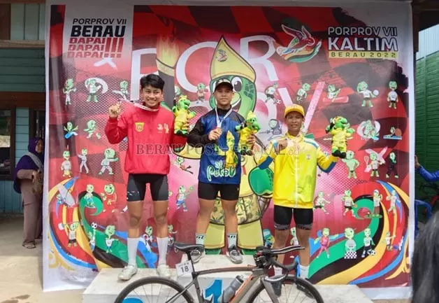 EMAS: Pesepeda asal Berau Riefad Zendra Pratama naik podium satu dan berhak atas medali emas perdana di cabor sepeda. Itu merupakan emas keempat milik Kabupaten Berau di Porprov sementara ini.