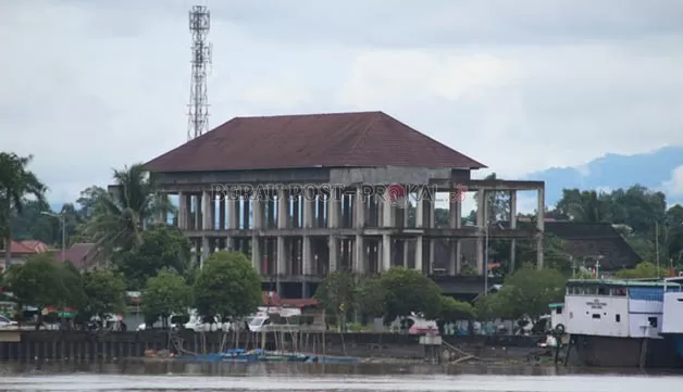 MANGKRAK: Pembangunan gedung pariwisata yang berada di Jalan Pulau Derawan, Tanjung Redeb masih mangkrak hingga kini.