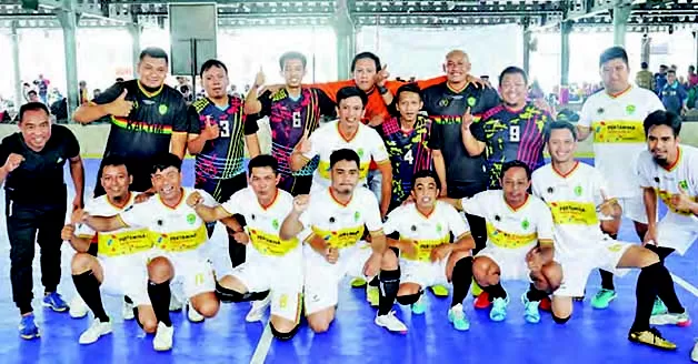 MULUS: Tim Futsal Kaltim berfoto bersama tim Banten, sebelum menjalani laga pamungkas di Grup F kemarin.