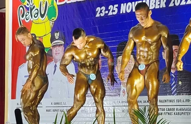 MEDALI EMAS: Hingga saat ini sudah ada lima medali yang berhasil diamankan di Cabor Binaraga dan Fitness. Salah satunya diraih M.Sadarius (tengah) cabang Binaraga kelas 70 + Kg Putra.