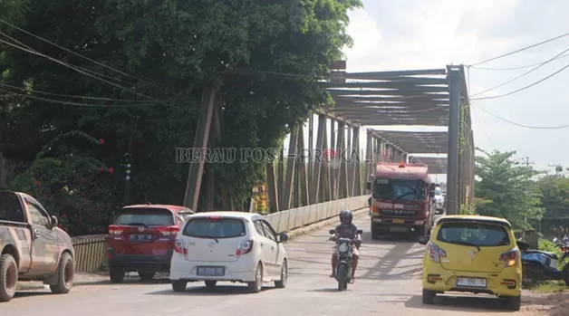 MOLOR LAGI: Penutupan Jembatan Sambaliung yang direncanakan kemarin, kembali tertunda.