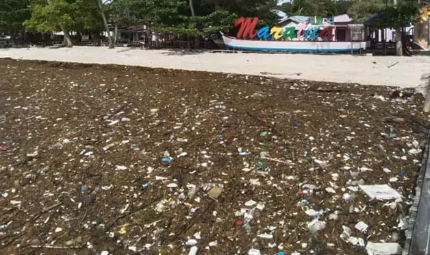 TUMPUKAN SAMPAH: Sampah yang berada di bibir pantai Maratua turut mengganggu keindahan pariwisata.