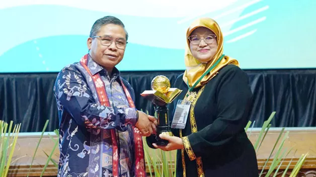 TERIMA PENGHARGAAN: Perwakilan daerah saat menerima Penghargaan Adiwiyata, yang diserahkan langsung oleh Wakil Menteri LHK RI, Dr. Alue Dohong (kiri).