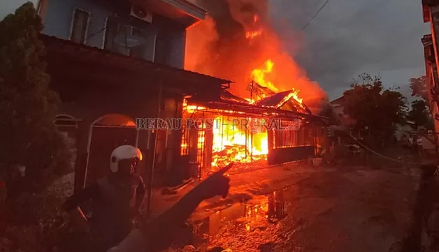 MEMBARA: Amukan si jago merah menghanguskan dua rumah warga di RT 6 Kelurahan Rinding, Sabtu lalu.