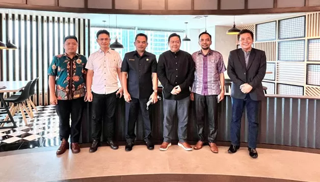 BAHAS IKN: Ketua DPRD Kaltim Hasanuddin Mas'ud, bersama Tim Pendukung Persiapan Pembangunan dan Pemindahan Ibu Kota Negara Achmad Jaka Santos Adiwijaya, Jumat (2/12).