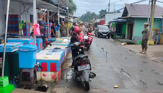 BERI IMBAUAN: Satpol PP Berau memberikan imbauan kepada para pedagang di seputaran Jalan Milono dan Manunggal, Tanjung Redeb agar tidak berjualan di atas drainase.