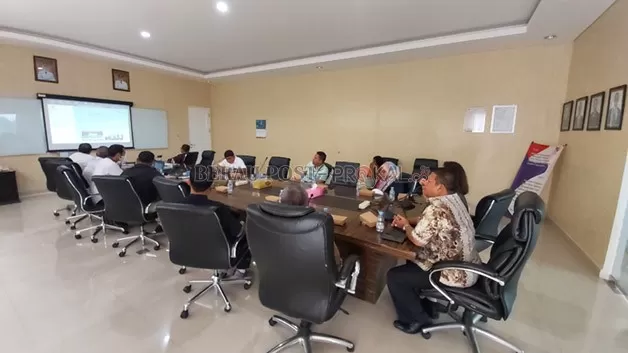 PEMEGANG SAHAM: Direktur Keuangan PT PLN Indonesia Power Endang Astharanti, bersama rombongan didampingi Direktur Utama PT IPB Najemuddin, saat berdiskusi bersama jajaran PT IPB, kemarin.
