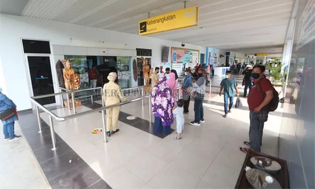 ALAMI KENAIKAN: Bandara Kalimarau mencatat terjadi kenaikan jumlah penumpang pesawat di Bandara Kalimarau mencapai 700 orang per hari.
