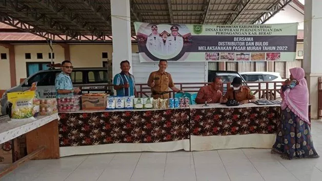 OPERASI PASAR: Diskoperindag Berau menggelar operasi pasar di Kecamatan Kelay dan Segah pada 15 sampai 16 Desember lalu.