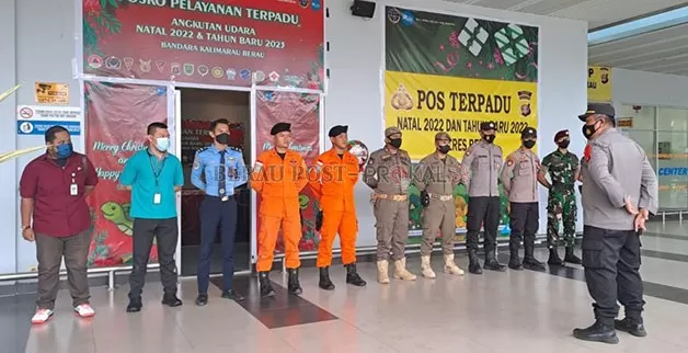 POSKO KEAMANAN: Salah satu personel saat memberikan arahan kepada tim gabungan yang bertugas di posko Nataru di Bandara Kalimarau, Rabu (28/12).