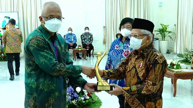KOMITMEN LINGKUNGAN: Wakil Presiden Republik Indonesia KH Ma'aruf Amin, saat menyerahkan penghargaan yang diterima oleh Direktur PT Berau Coal Arief Wiedhartono di Istana Wakil Presiden RI, Jakarta, kemarin.