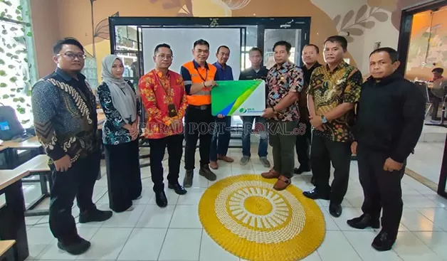 CSR: HRGA Superintendent PT Madhani Talatah Nusantara Site BC SMO, M Supiannor, menyerahkan secara simbolis bantuan jaminan sosial ketenagakerjaan kepada pekerja rentan di area sekitar tambang, Kecamatan Gunung Tabur.