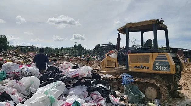 MENUMPUK: Gunungan sampah yang berada di TPA Bujangga, Kamis(12/1).