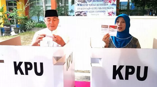 TAHUN POLITIK: Isran Noor dan istri saat menyalurkan hak suara pada Pilgub Kaltim 2018 lalu.