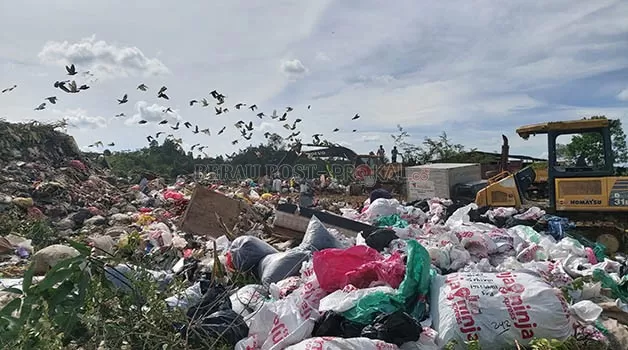MENGGUNUNG: Inilah kondisi TPA Bujangga setiap harinya. Di kala hujan ataupun panas, tumpukan sampah menimbulkan bau tak sedap hingga ke permukiman warga sekitar..