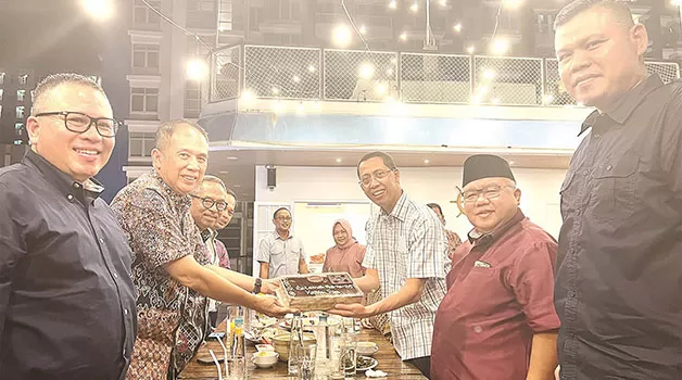SURPRISE: Ivan Firdaus (ketiga kanan) menerima kue dari Farid Rahman. Hadir pula Zainuddin Fanani (kedua kanan), Prof Fahlino F Sjubid (kiri), Muhadi (ketiga kiri), dan Erwin D Nugroho (kanan).