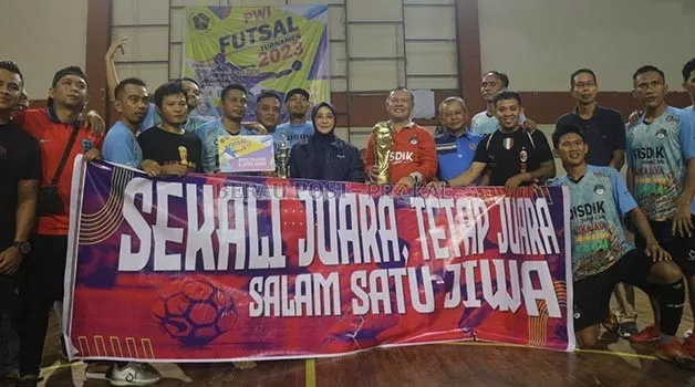 BACK TO BACK: Tim futsal Dinas Pendidikan foto bersama Bupati Berau Sri Juniarsih, setelah kembali mengamankan posisi puncak PWI Futsal Turnamen.