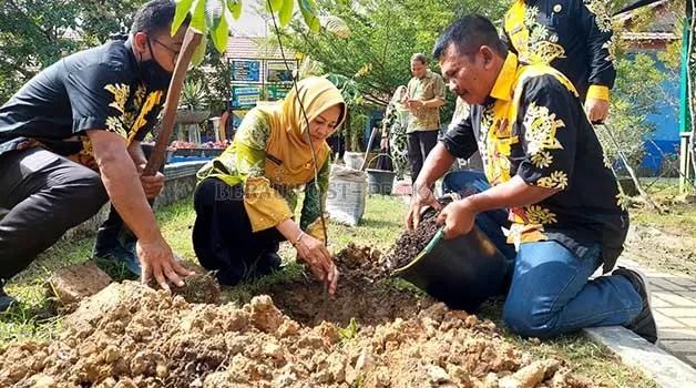 DEKLARASI: Asisten III Bidang Administrasi Umum Setkab Berau, Maulidiyah, melakukan penanaman pohon di SMAN 5 Berau, dalam rangka deklarasi sekolah adiwiyata dan launching SMALA Green Place.