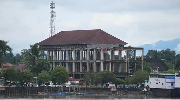 DILANJUTKAN: Pembangunan gedung pariwisata di Jalan Pulau Derawan, Tanjung Redeb sudah mangkrak selama beberapa tahun. Tahun ini, Pemkab Berau telah menganggarkan untuk melanjutkan pembangunan gedung.