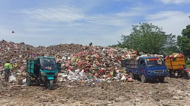 WAJIB DIPINDAHKAN: Tumpukan sampah menggunung di TPTS Bujangga. Keberadaannya harus segera dipindahkan, menyusul rencana pembangunan rumah sakit tak jauh dari lokasi tersebut.